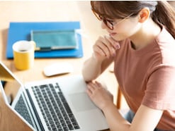 私は年収500万円で働いています。このままの収入で将来月20万円の年金を受け取れますか？