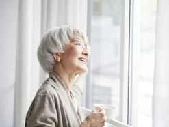 「外出がつらい」「通帳が心配」…そんなときは? ゆうちょ銀行の“シニアに優しい”安心サービス4選