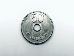 一瞬偽物と勘違いするかも!? 50円玉が「44万円」に大化け！ “本来あるはずのものがない”珍品とは？