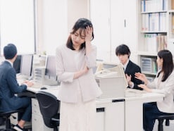 「自分より学歴が低い上司が上から目線で……」仕事の時だけ不調な部下、職場はどう対応すれば？