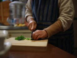 73歳女性の年金生活「やり繰りはできているが、家族の負担ありき」孫と2人暮らしで支出は月15万円