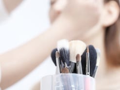 40代・美容部員女性「この不景気の中、もらえているほう」2025年冬ボーナスはいくら?