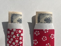 Q. お年玉を「四つ折り」でポチ袋に入れると縁起が悪いと聞きましたが、本当ですか？