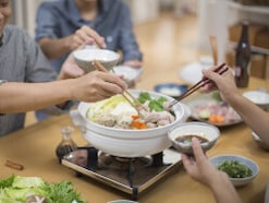 「鍋奉行の夫」が家族以外と鍋を囲んだら……。意外な“別の顔”を知った40歳妻の失望