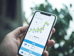 300人が選ぶ「好き&よく使うお天気アプリ」ランキング! 2位「ウェザーニュース」、1位は?【専門家の解説も】