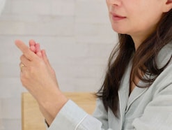 Q. 起床後、指がこわばる感じがします。リウマチでしょうか?