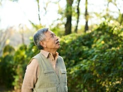 年金約14万円で貯蓄45万円「受給日の回転寿司がぜいたく」67歳男性の老後ひとり暮らし