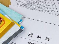 元教師が告白「通知表のミスは意外とある」。モヤモヤを“クレーマー”にならず確認する方法