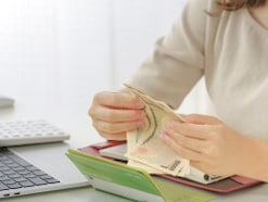 現金10割の41歳主婦「ちょっとでも増えれば」ゆうちょ定期に100万円