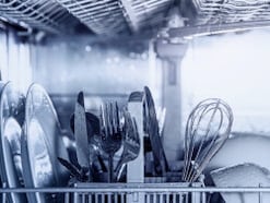 Q. 食洗機から食器を取り出すと水滴が残りがちです。完全に乾かす方法はあるのでしょうか