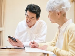 ガソリン代・日用品など…60代夫婦の家事生活にかかるお金、月2万円は高い?