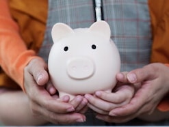 4月から始まる「独身税」って何ですか? 年収400万円の人はいくら支払うの?【お金の専門家が解説】