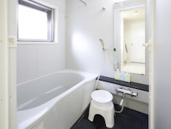 浴室の換気扇を回すとき、ドアは「開ける」？「閉める」？ カビを発生させない“正解”と“例外”