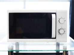 【危険】卵以外にこんなものまで!? 実は「電子レンジ」で加熱してはいけないもの