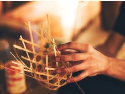 「今は戦略的な低所得で非課税」月8万円で暮らす24歳職人見習い男性の選択