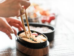 「用意した弁当が無駄になる…」55歳女性が物価高を機に見直した“実りのない”誘い