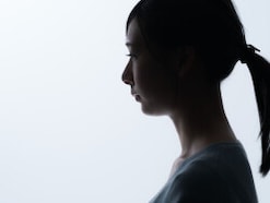 申し訳ない気持ちだけど…「会わないだけで節約になります」年収150万円・25歳女性が物価高で“距離を置いた”人間関係