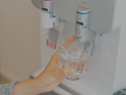 飲料水を「ウォーターサーバー」に変えて節約しようとしたら…かえって出費が増えた48歳男性の失敗談