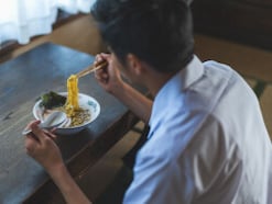 35歳で完済「毎日1食で乗り切っていた」総額300万円を借りた男性の奨学金事情