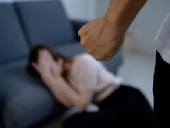 あの頃、私はいつも妹を抱えて震えていた……“父親からの暴力”で40歳女性が「できなくなったこと」
