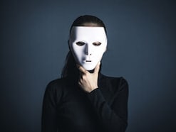 同じ団地で育った親友の“攻撃”に呆然。友達の顔をした敵「フレネミー」に傷つけられた40歳女性