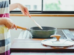 「物価高でも値段が変わらず、使い勝手がいい」40歳専業主婦が重宝している“かさまし食材”と節約テク