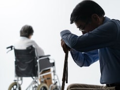 老後の病気や介護にいくら必要?残しておく目安は「1人500万円」どうやって備えればいいのか