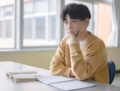 奨学金200万円「初任給も少なく恋人との関係にも影響した」44歳男性の返済経験