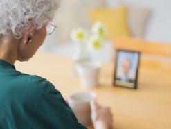「年金で十分生活できたはずなのに……」父の死から3年、70代母が陥った“落とし穴”