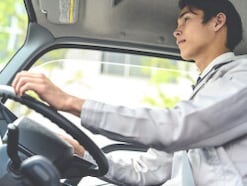 ドライバーとして働いています。65歳前に年金を繰り上げても、失業給付は受け取れますか？
