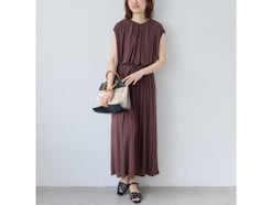 部屋着っぽく見えちゃうとイタイ!? 40代が気をつけたい「カットソーワンピ」のNGポイントとOKコーデ
