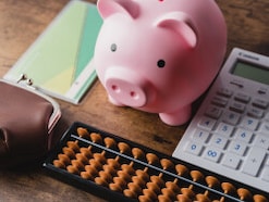 私が死亡した場合、妻は遺族厚生年金を受け取りながら、繰り下げ後の老齢基礎年金も受給できますか？