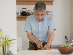 現預金20万円「食べものはホットケーキとサラダだけ」59歳男性が選んだ非課税生活