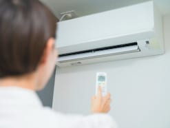 Q.「エアコン」の寿命は何年ですか？ “寿命を延ばすコツ”も専門家が解説！