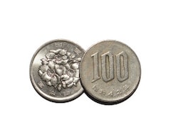 大量に発行された現行の100円玉が「13万円」に大化け！ “万超え”の可能性を秘めた100円玉の特徴とは