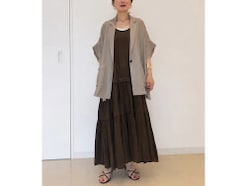 「汗で服がベタベタはりついて気持ち悪い」40代が避けたい「真夏のNG素材」とOKコーデ