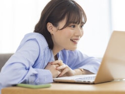 「友達もやってるし老後のお金も心配だし」32歳の1人暮らし女性が月1万円をS&P500に積み立てたら