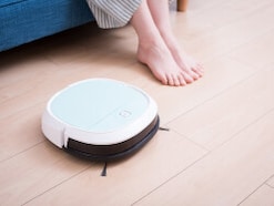 「床がピカピカ」「気持ちいい」買ってよかった高額商品で“ロボット掃除機”を選んだ人たちの体験談