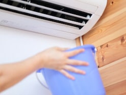 Q. エアコンを止めた直後にポタポタ水が垂れてきます。故障でしょうか?