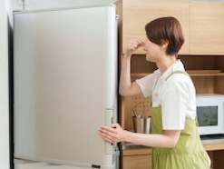 Q. 夏になると庫内から酸っぱいニオイが……。食材は腐っていないのに、何が悪臭の原因でしょうか？