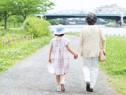 「遊びに来るたびに外食が続くと、正直きついけど」67歳女性が“孫たち”へお金を使い続ける理由