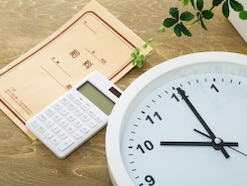 年金21万円と給与40万円「自分から退職希望を出さない限り、定年はなし」70歳の1人暮らし