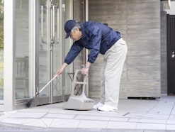 「貯金も家族もない」定年後の現実。70歳の“元部長”、清掃員として汗を流す日々の「希望」とは