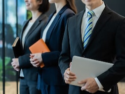 金融業・保険業の「平均年収」はいくら？ 年代別の推移を紹介