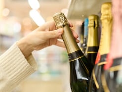 年金15万円「食品はふたランク下げても、一品ワインだけは欠かさない」71歳女性の1人暮らし