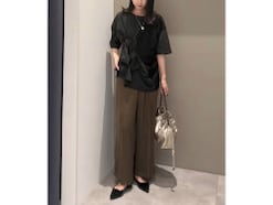 旬のおしゃれでキメたつもりが「老け見え」に!? 40代が避けたい「ほっこりみが強い」ブラウンコーデ