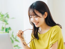普通預金の金利が上がった今も、給与振込口座に全額置いたままで大丈夫？ 元銀行員が解説