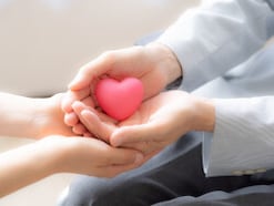 「性欲なんてないと思ってたのに」夫の死後、63歳女性が3歳年下男性と「セフレ関係」になった理由