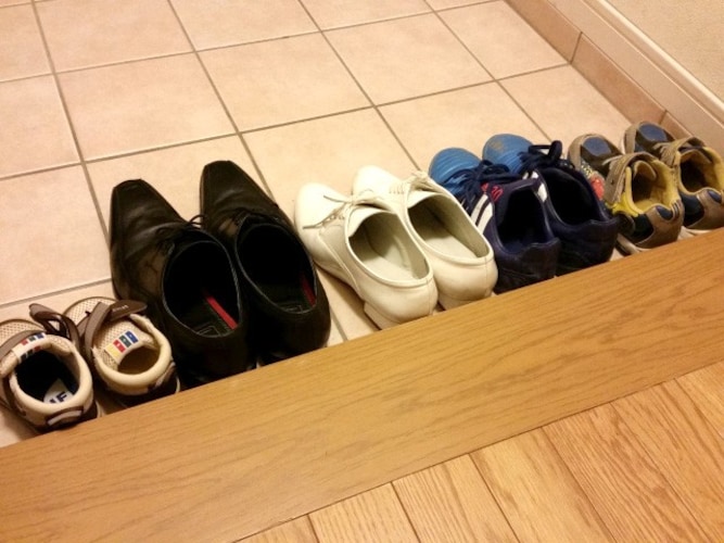 玄関に並んだ靴