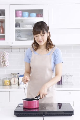 料理をする女性